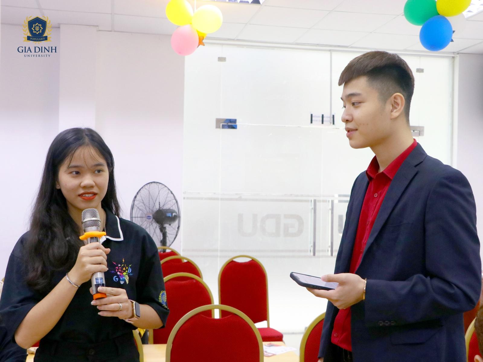 Sinh viên thực hiện khảo sát để thu thập dữ liệu cho dự án tốt nghiệp, phỏng vấn người tham gia.