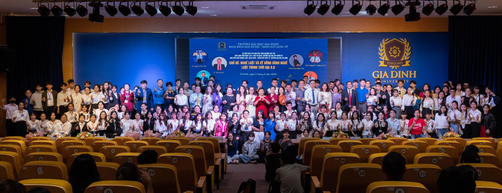 Sinh viên thực tập tại doanh nghiệp, trải nghiệm môi trường làm việc thực tế và học hỏi kinh nghiệm.