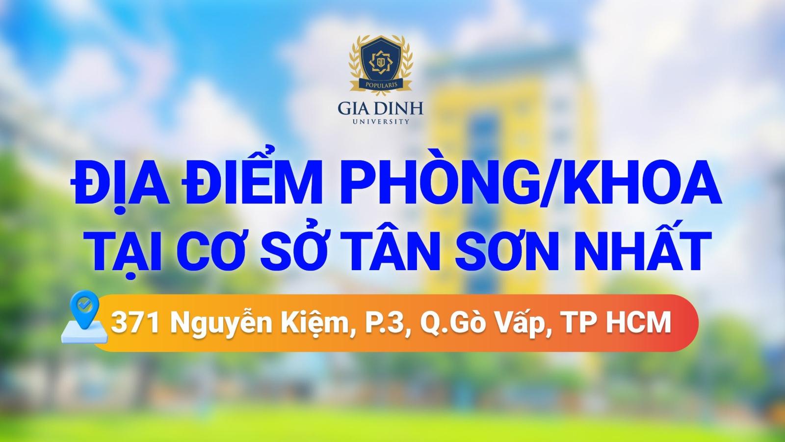 Sinh viên tìm hiểu thông tin về chương trình học tại một trường đại học