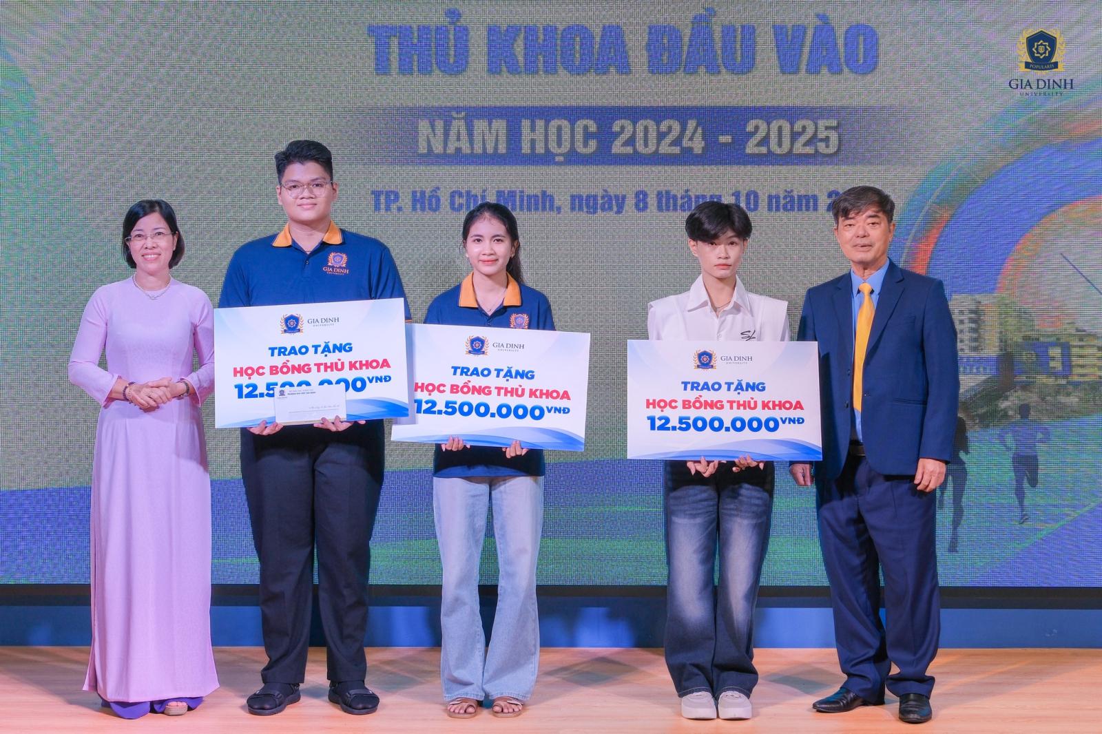 Sinh viên truyền thông khám phá những kiến thức nền tảng qua môn học đại cương.