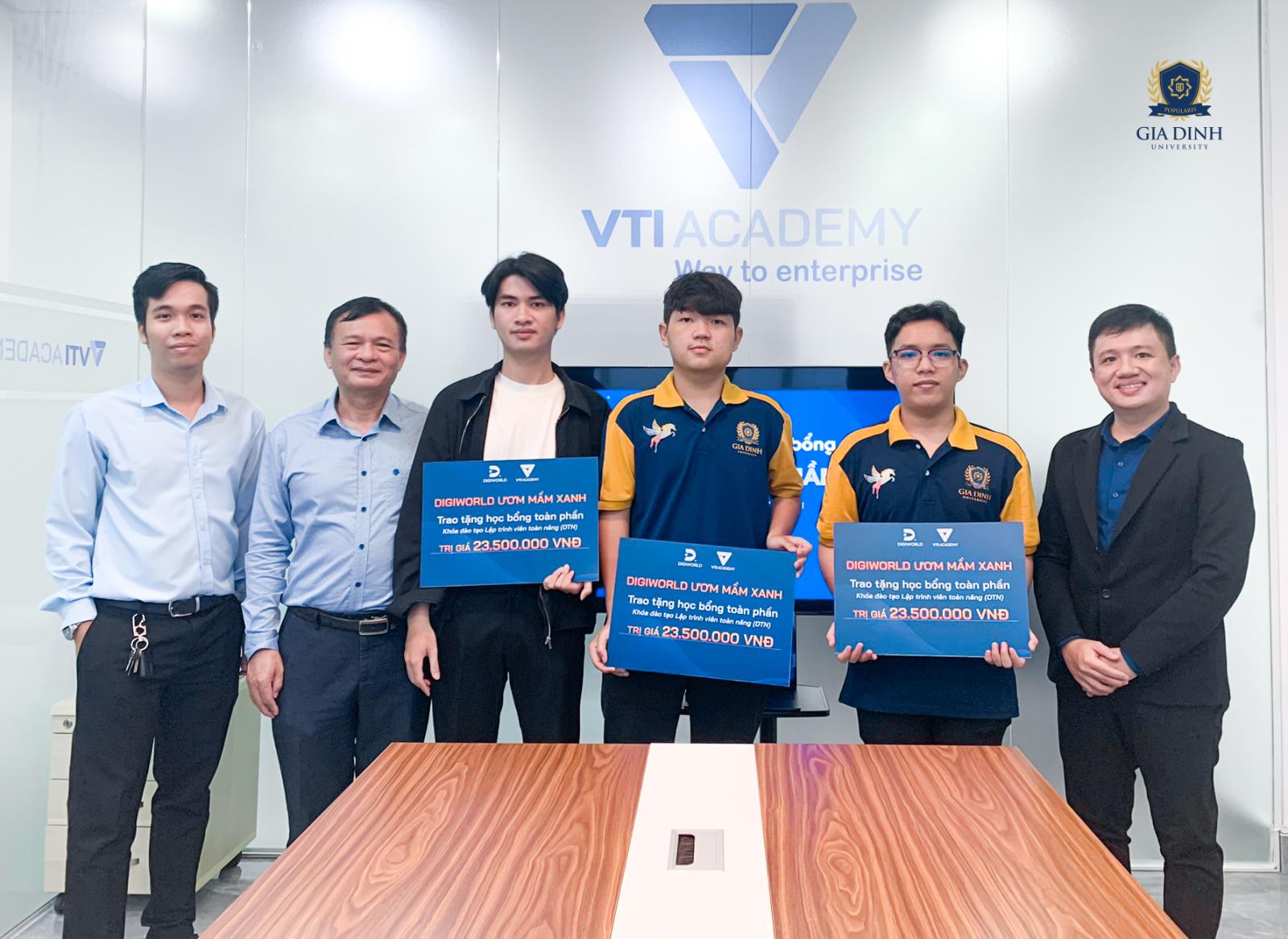 Sinh viên ngành truyền thông tự hào nhận học bổng