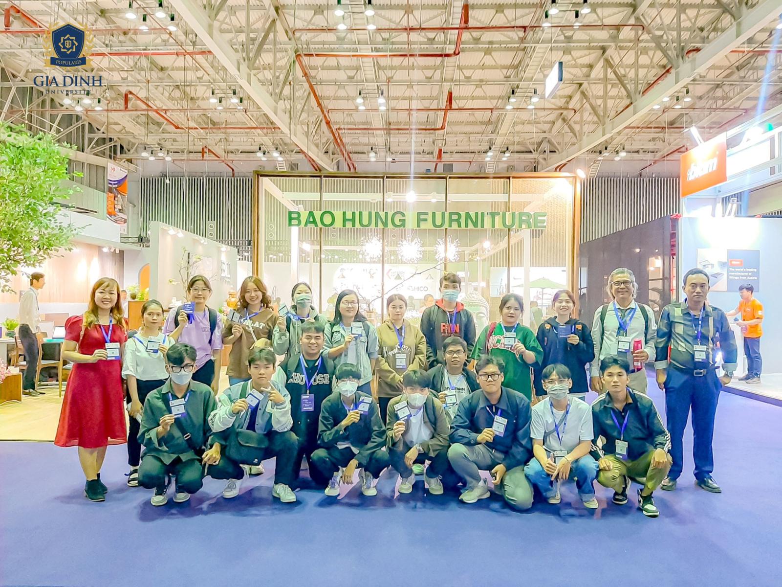 Sinh viên truyền thông hào hứng tham quan công ty truyền thông