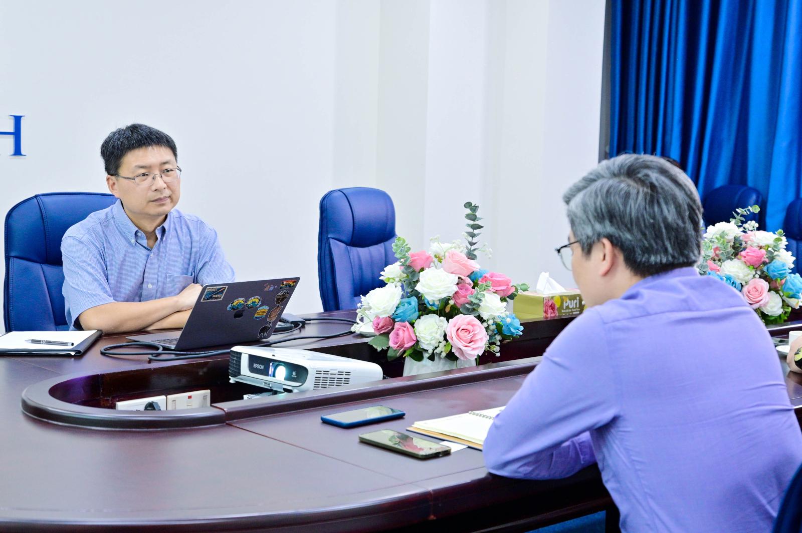 Sinh viên truyền thông thảo luận dự án