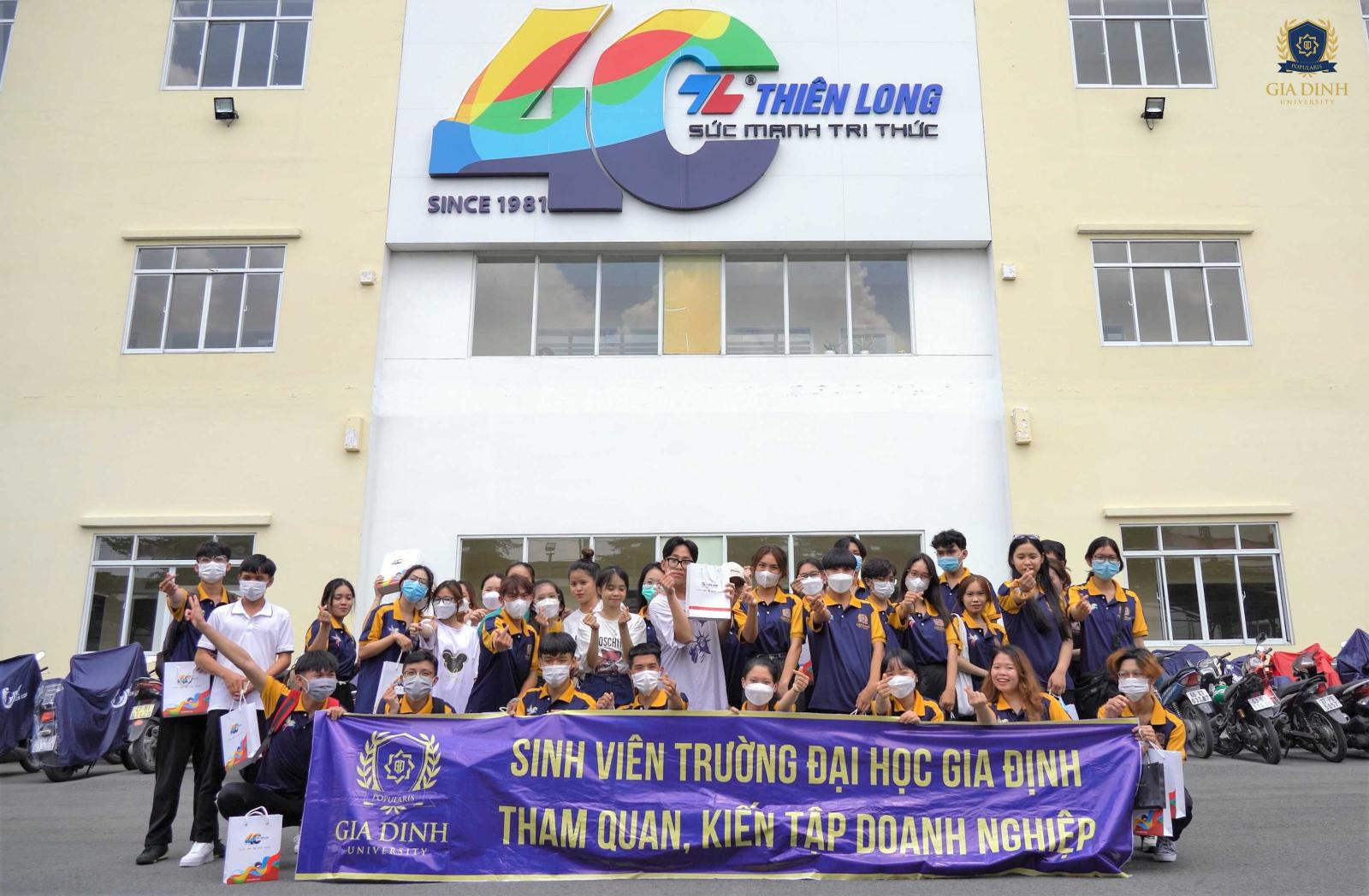 Sinh viên truyền thông thực tập tại công ty, áp dụng kiến thức và kỹ năng vào môi trường làm việc thực tế.