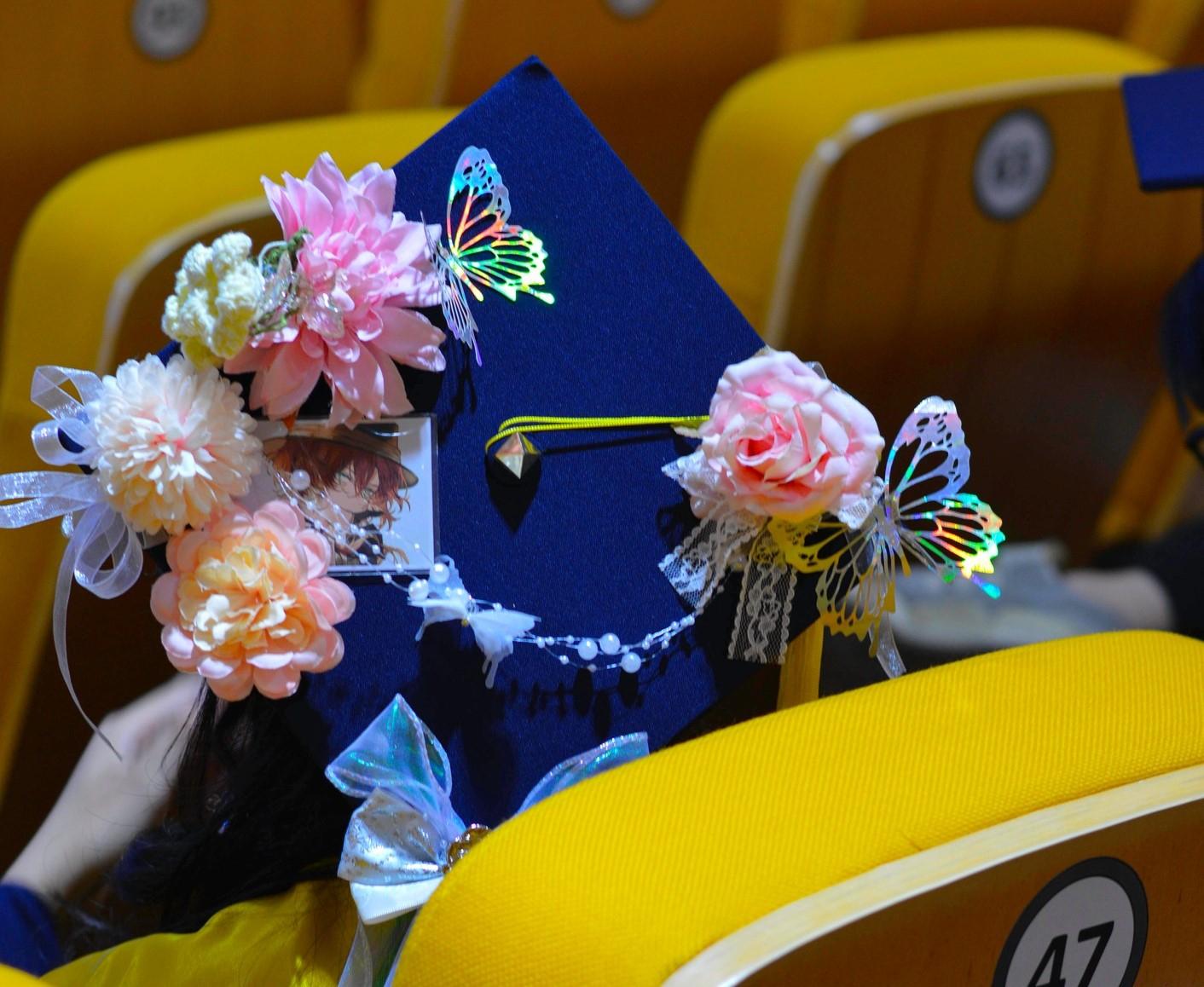 Sinh viên truyền thông tốt nghiệp cầm bằng trên tay tươi cười rạng rỡ