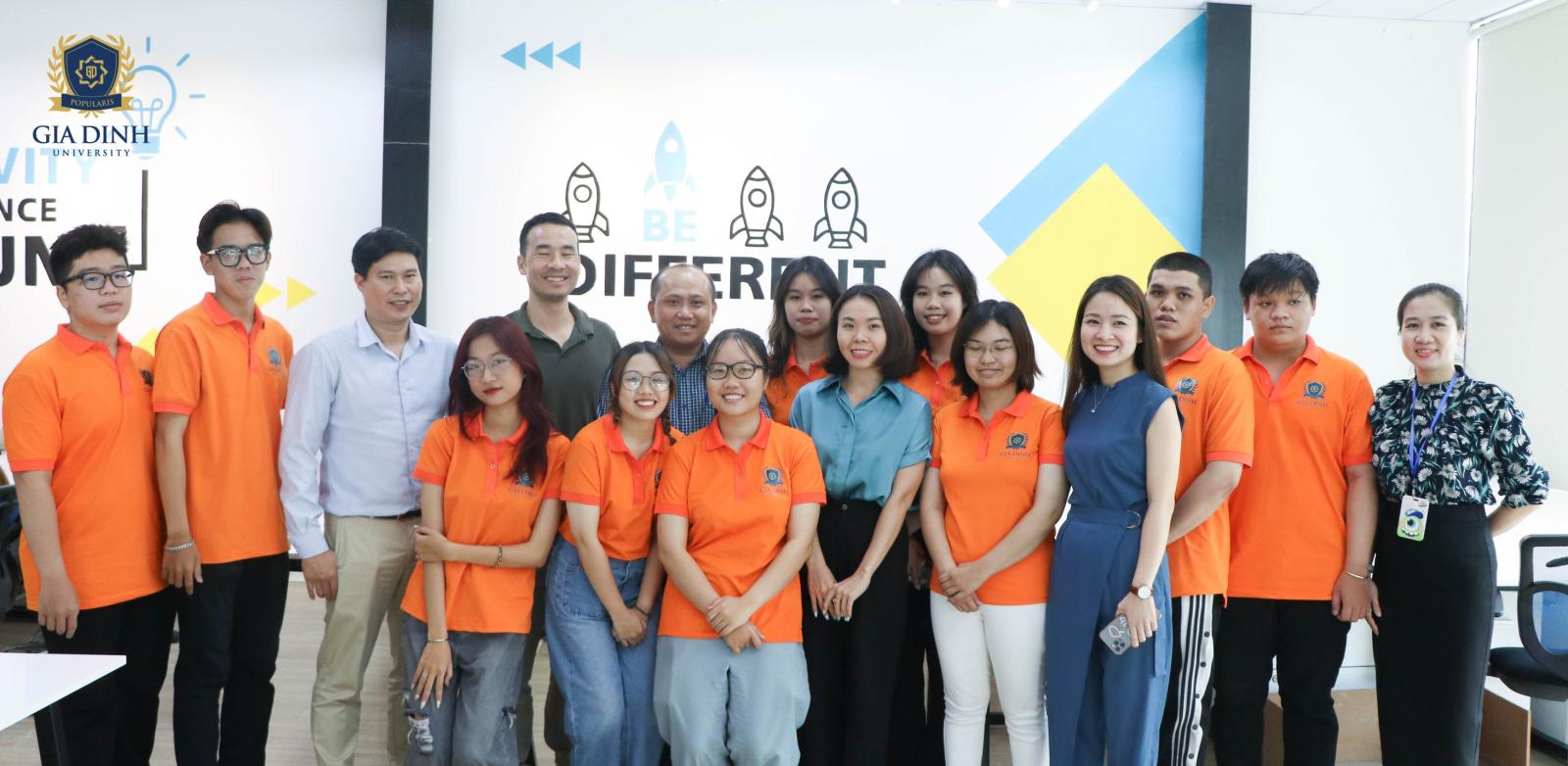 Sinh viên truyền thông năng động trong lớp học