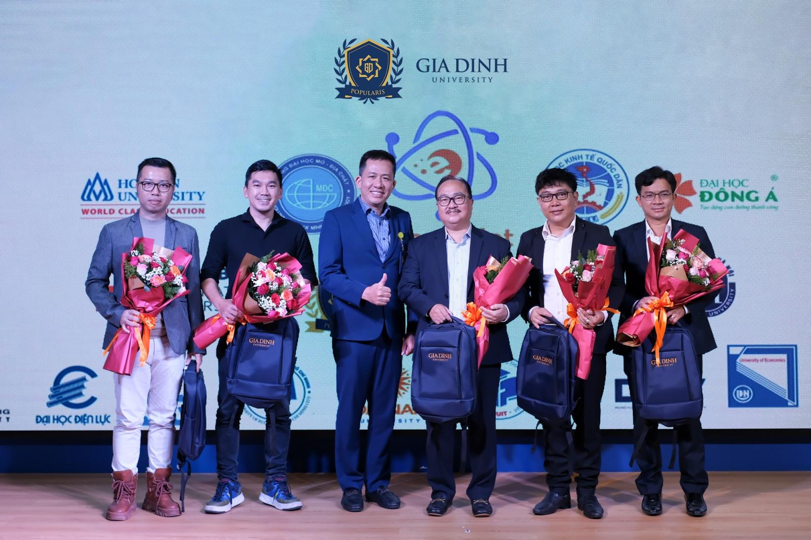 Sinh viên được tư vấn về hồ sơ xét tuyển đại học bởi chuyên gia