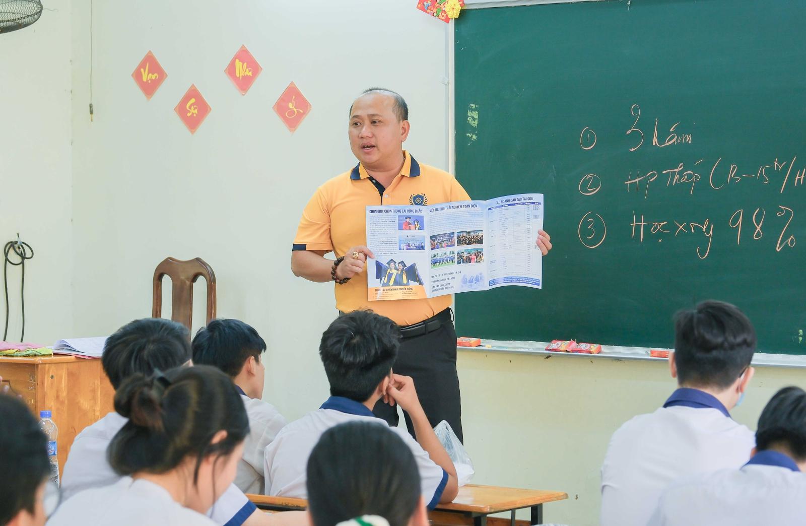 Sinh viên tư vấn hướng nghiệp giúp học sinh chọn ngành nghề phù hợp với bản thân