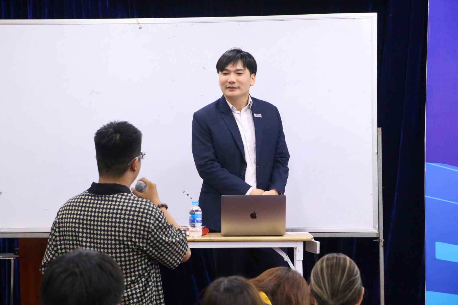 Sinh viên tự tin tương tác với nhà tuyển dụng tại ngày hội việc làm