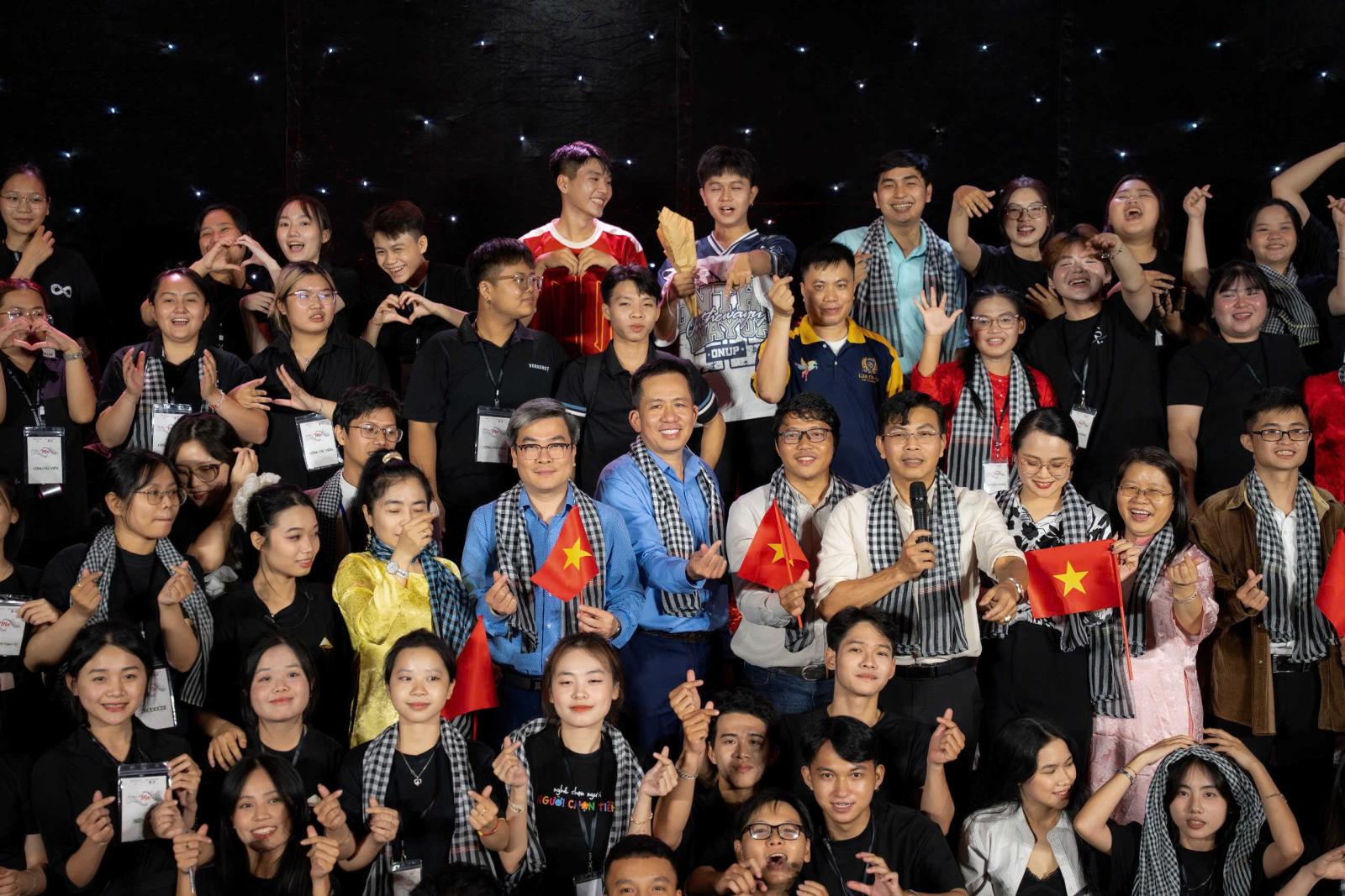 Diễn giả truyền cảm hứng tại sự kiện truyền thông tích hợp, chia sẻ kinh nghiệm và kiến thức sâu sắc.