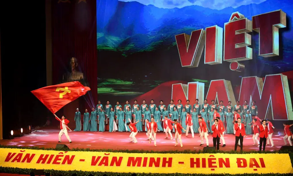 Thị trường giải trí Việt Nam đang phát triển mạnh mẽ với nhiều cơ hội cho người trẻ, thể hiện qua các sự kiện, buổi biểu diễn và hoạt động sáng tạo