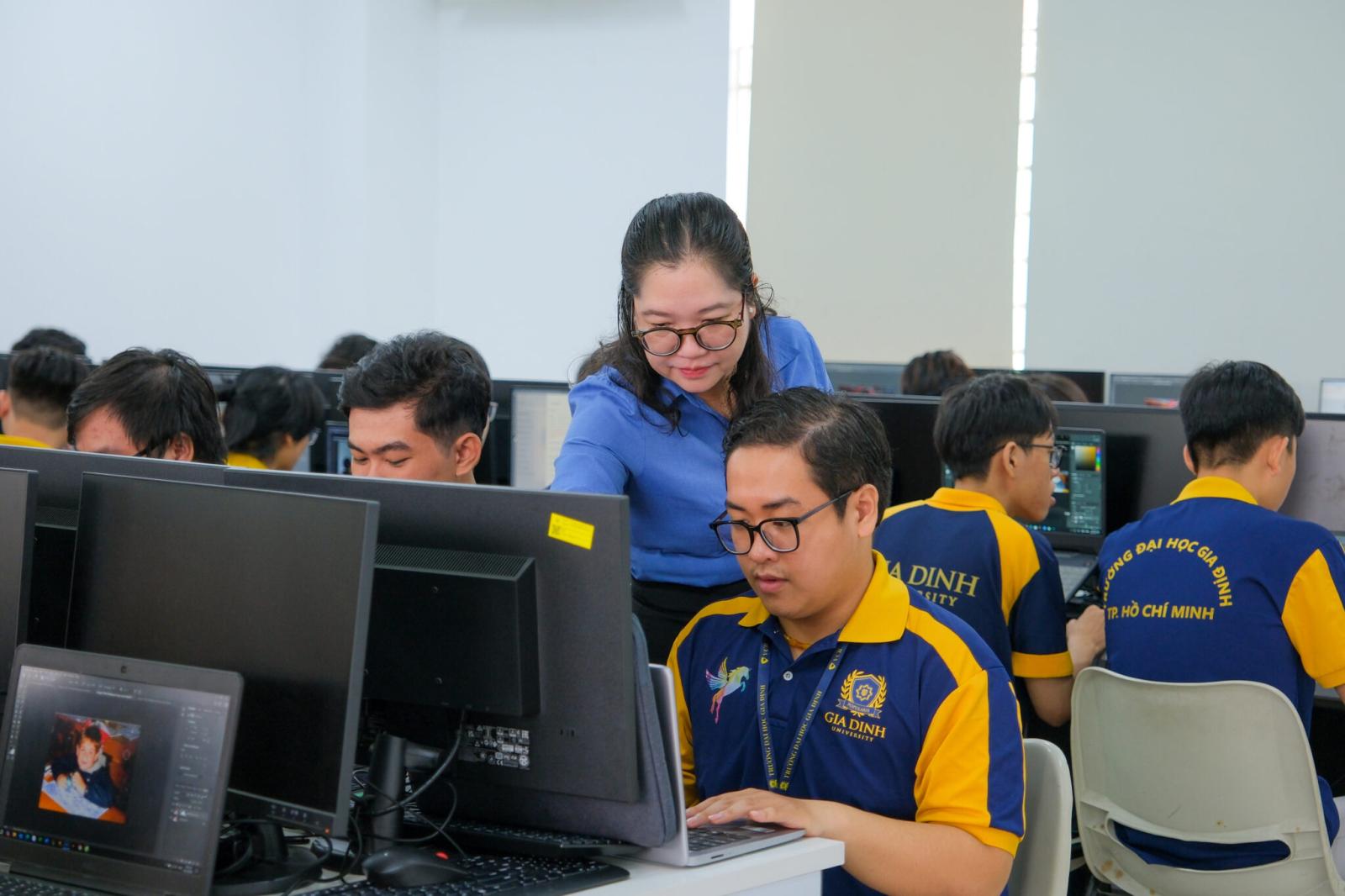 Thạc sĩ Nguyễn Thị Hương, chuyên gia truyền thông với nhiều năm kinh nghiệm chia sẻ lời khuyên về chọn trường