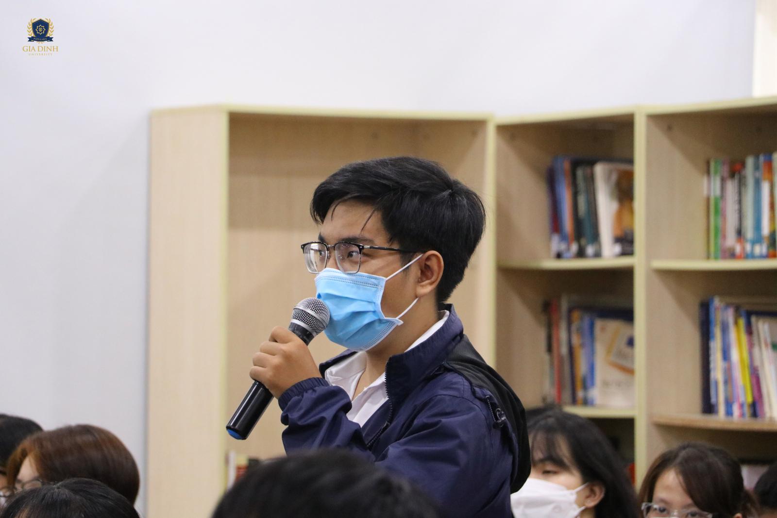 Thí sinh tự tin trả lời phỏng vấn trong kỳ xét tuyển đại học, thể hiện kiến thức và kỹ năng