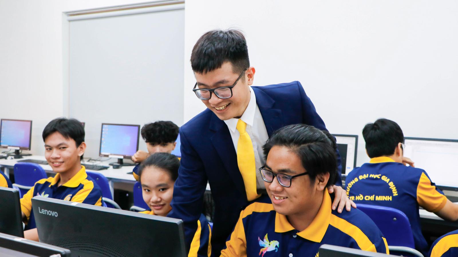 Sinh viên thực hành thiết kế đồ họa trên máy tính trong phòng lab