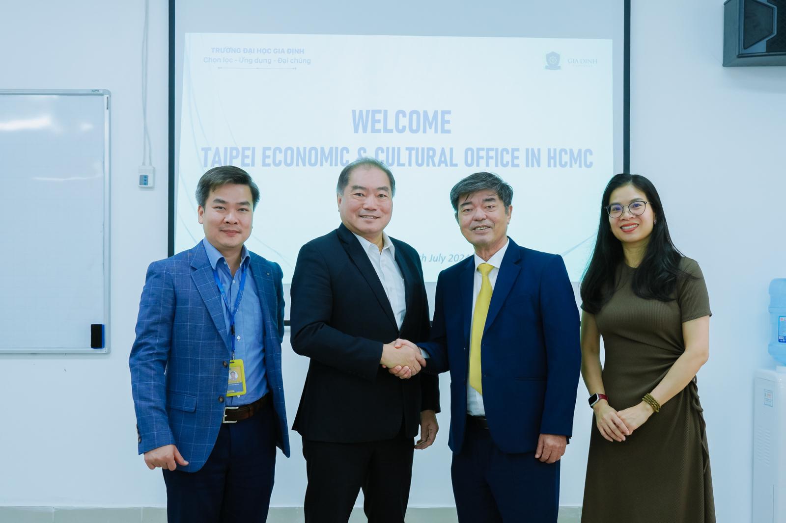 họp nhóm, trao đổi thông tin, xây dựng văn hóa doanh nghiệp