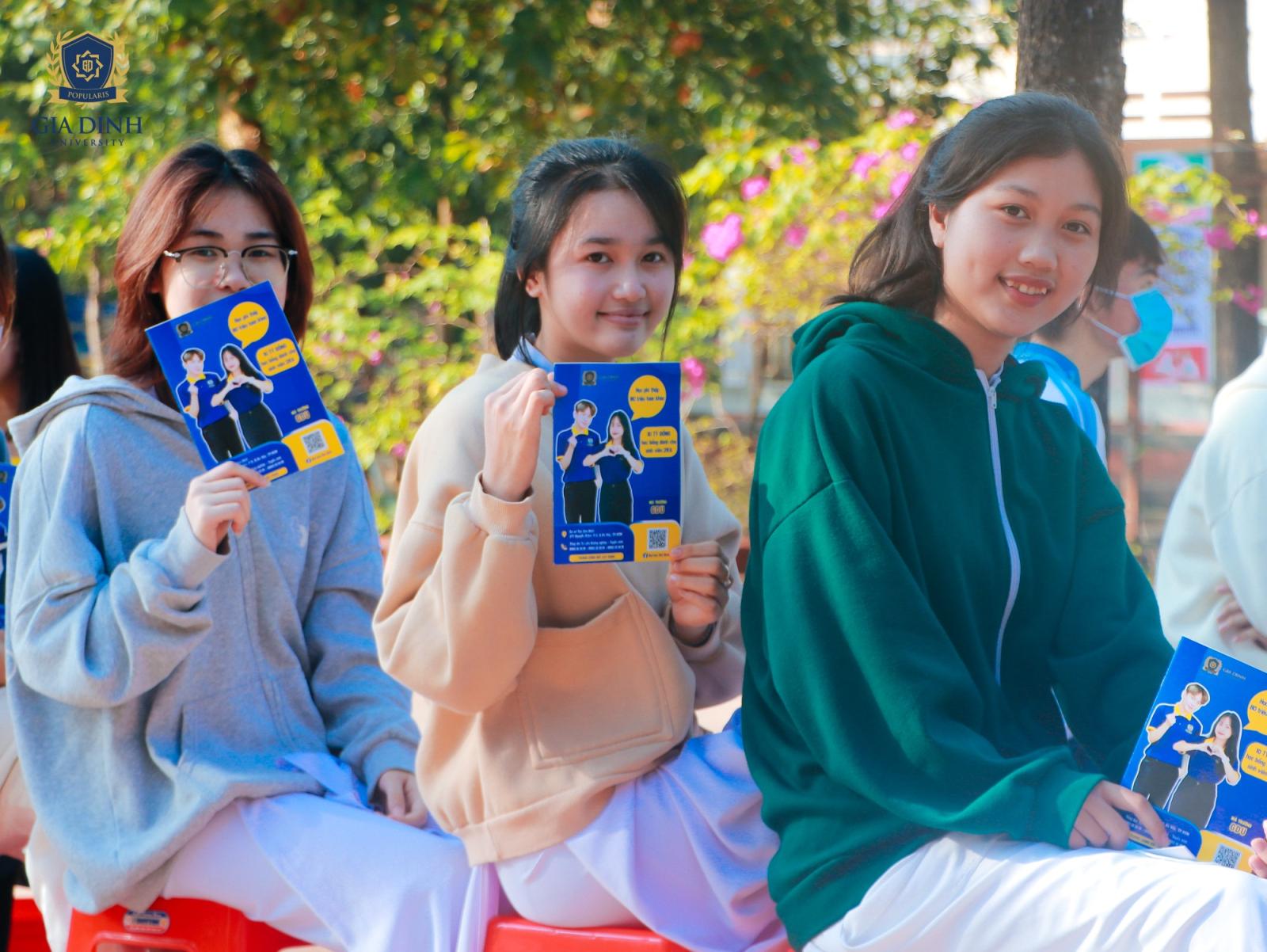 Vinh danh cựu sinh viên thành đạt tại buổi lễ tốt nghiệp của trường đại học